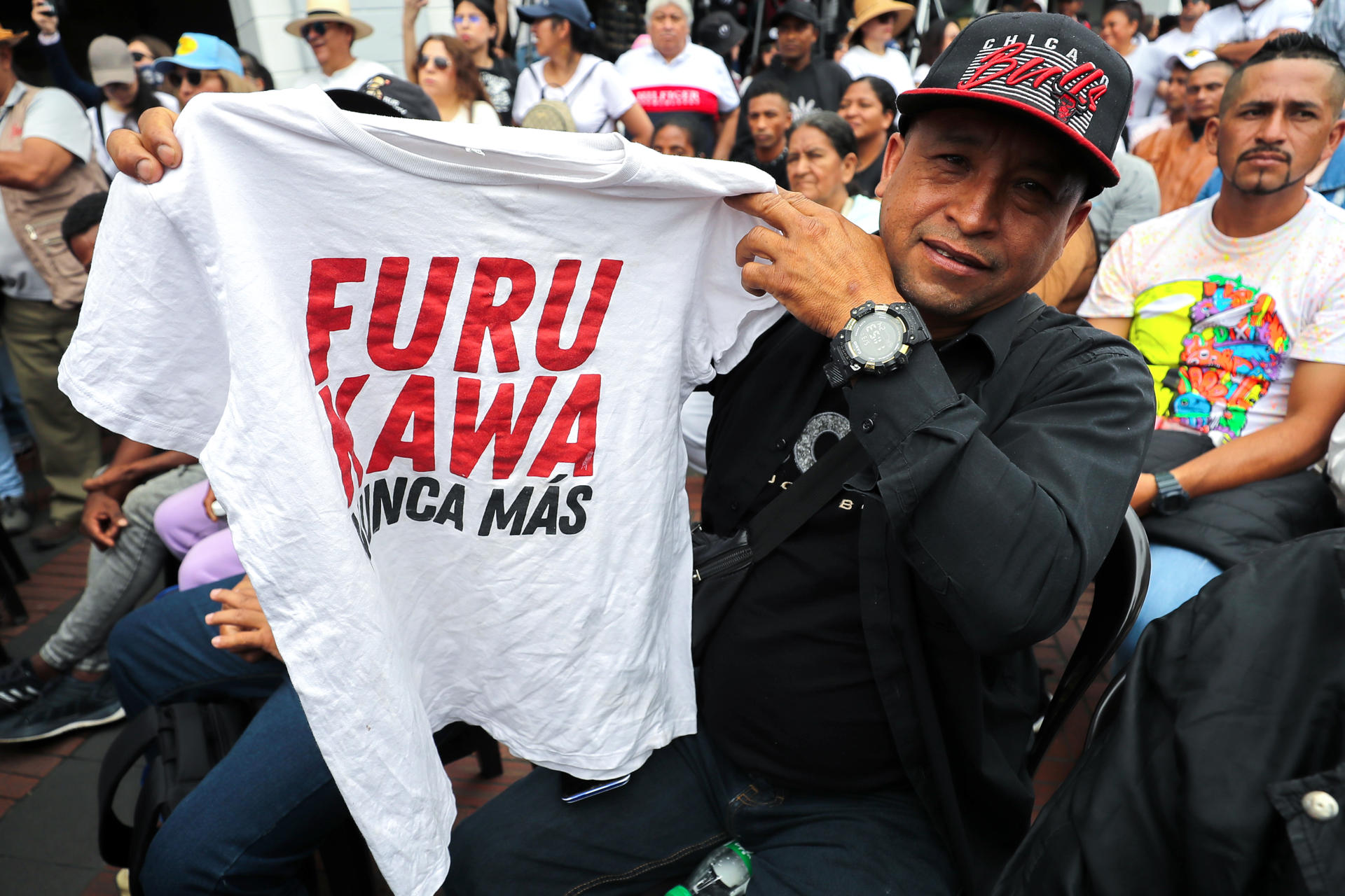 Un hombre fue captado este sábado, 31 de mayo, al sostener una camiseta que exige que casos de esclavitud moderna cometidos por la empresa de capitales japoneses Furukawa no se repitan, durante un acto en el que el Gobierno ecuatoriano pidió disculpas a las víctimas de este tipo esclavitud cometido por la empresa en mención, frente el Palacio de Gobierno, en Quito (Ecuador). EFE/José Jácome