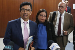 Abogados de Enrique Anaya hablan con la prensa este martes, en el centro judicial 'Isidro Menéndez', en San Salvador (El Salvador). EFE/ Rodrigo Sura