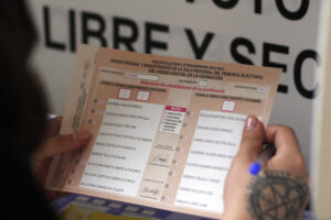 Fotografía del 1 de junio de 2025 de una persona votando en las elecciones judiciales en Guadalajara (México). EFE/ Francisco Guasco