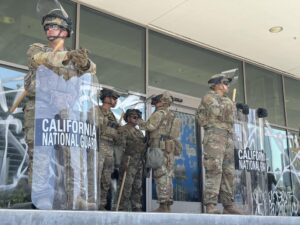 Integrantes de la Guardia Nacional de California esperan a la entrada de un edificio este lunes en el centro de Los Ángeles, California (EE.UU.). EFE/Alex Segura
