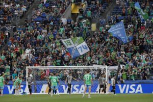 Imagen de los aficionados del Seattle Sounders, durante el anterior partido con el Botafogo. EFE/EPA/JOHN G. MABANGLO