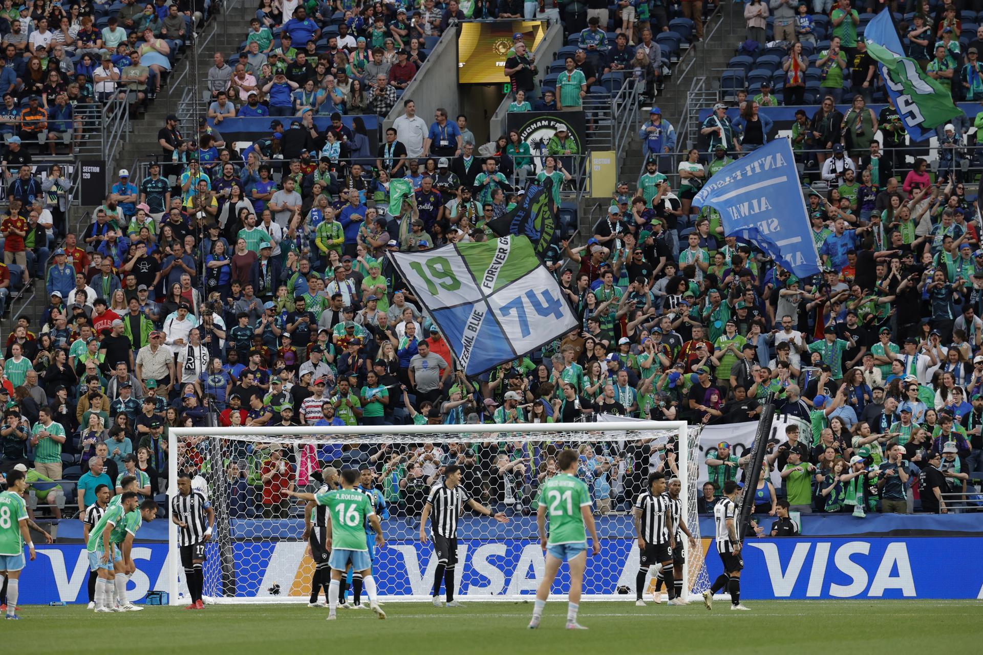 Imagen de los aficionados del Seattle Sounders, durante el anterior partido con el Botafogo. EFE/EPA/JOHN G. MABANGLO