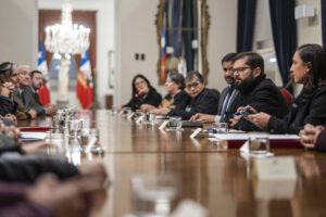 Fotografía cedida por la Presidencia de Chile del mandatario, Gabriel Boric (2-d), durante una reunión  con familiares de víctimas de la dictadura este martes, en el palacio de La Moneda, en Santiago (Chile). EFE/ Presidencia de Chile /SOLO USO EDITORIAL/NO VENTAS/SOLO DISPONIBLE PARA ILUSTRAR LA NOTICIA QUE ACOMPAÑA (CRÉDITO OBLIGATORIO)