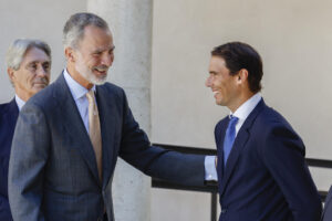 El rey Felipe VI saluda al tenista Rafael Nadal. EFE/J.J.Guillen