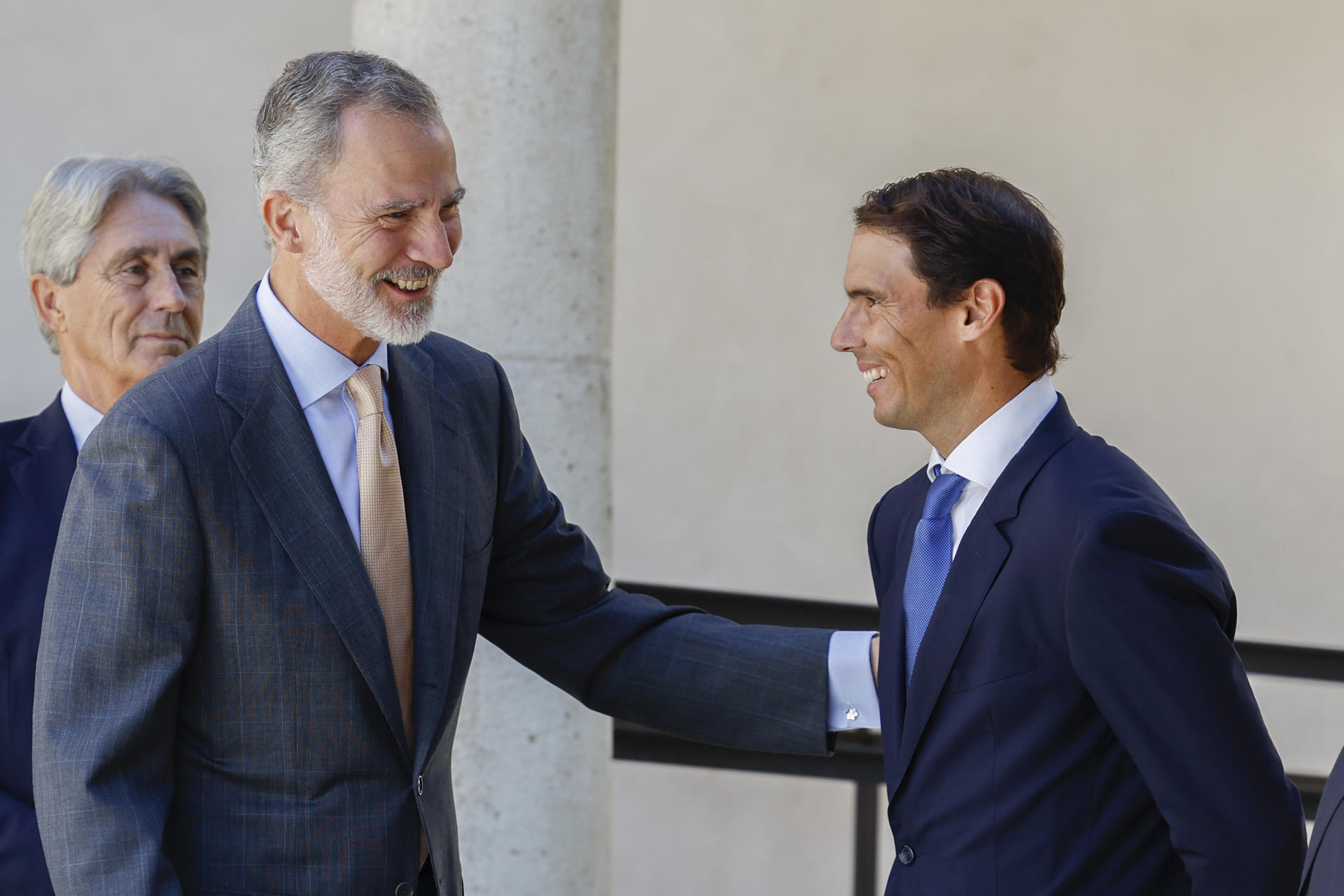 El rey Felipe VI saluda al tenista Rafael Nadal. EFE/J.J.Guillen