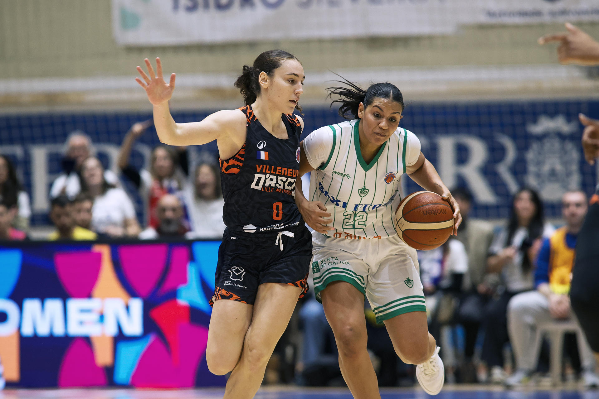 La francesa Carla Leite (i), n pugna con La base del Baxi Moira Joiner, durante el partido de ida de la final de la Eurocopa de baloncesto. EFE/Kiko Delgado