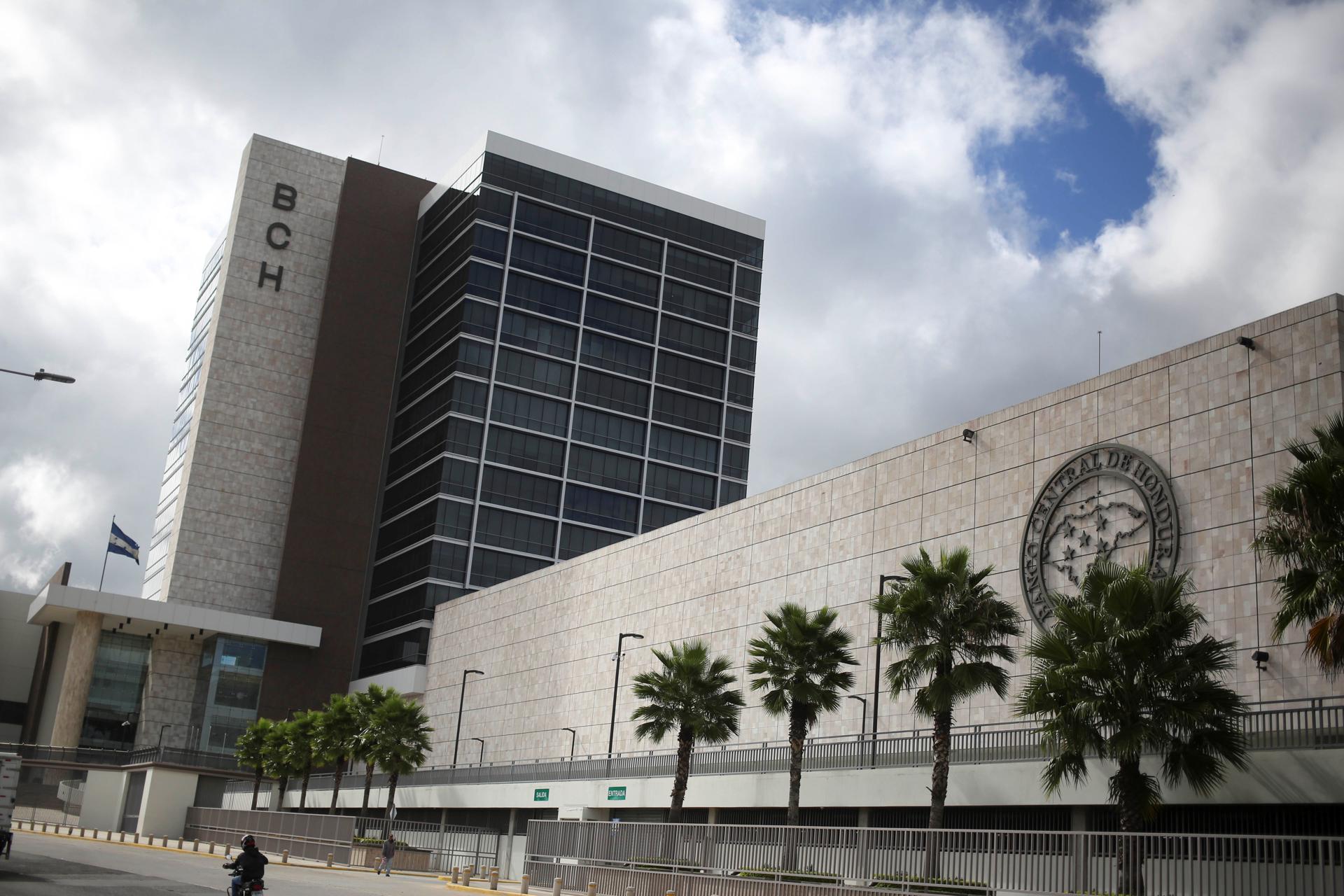 Fotografía de archivo de una vista general de la sede principal del Banco Central de Honduras (BCH), en Tegucigalpa (Honduras). EFE/Gustavo Amador