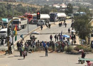 Seguidores del expresidente Evo Morales (2006-2019) bloquean una vía este miércoles, en Cochabamba (Bolivia). EFE/ Jorge Ábrego