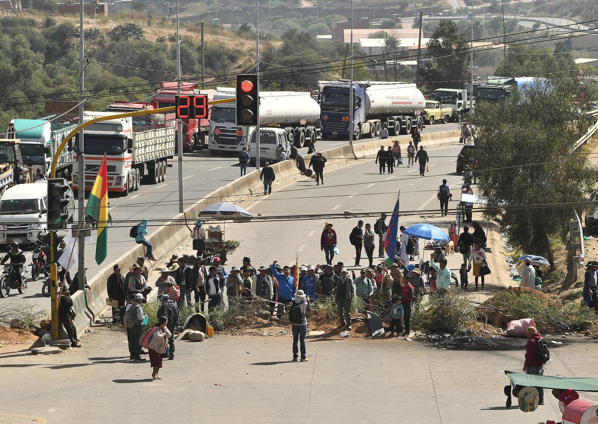 Seguidores del expresidente Evo Morales (2006-2019) bloquean una vía este miércoles, en Cochabamba (Bolivia). EFE/ Jorge Ábrego
