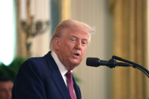 El presidente de Estados Unidos, Donald Trump, habla durante un evento este jueves, en la Casa Blanca en Washington (EE.UU.). EFE/ Octavio Guzmán