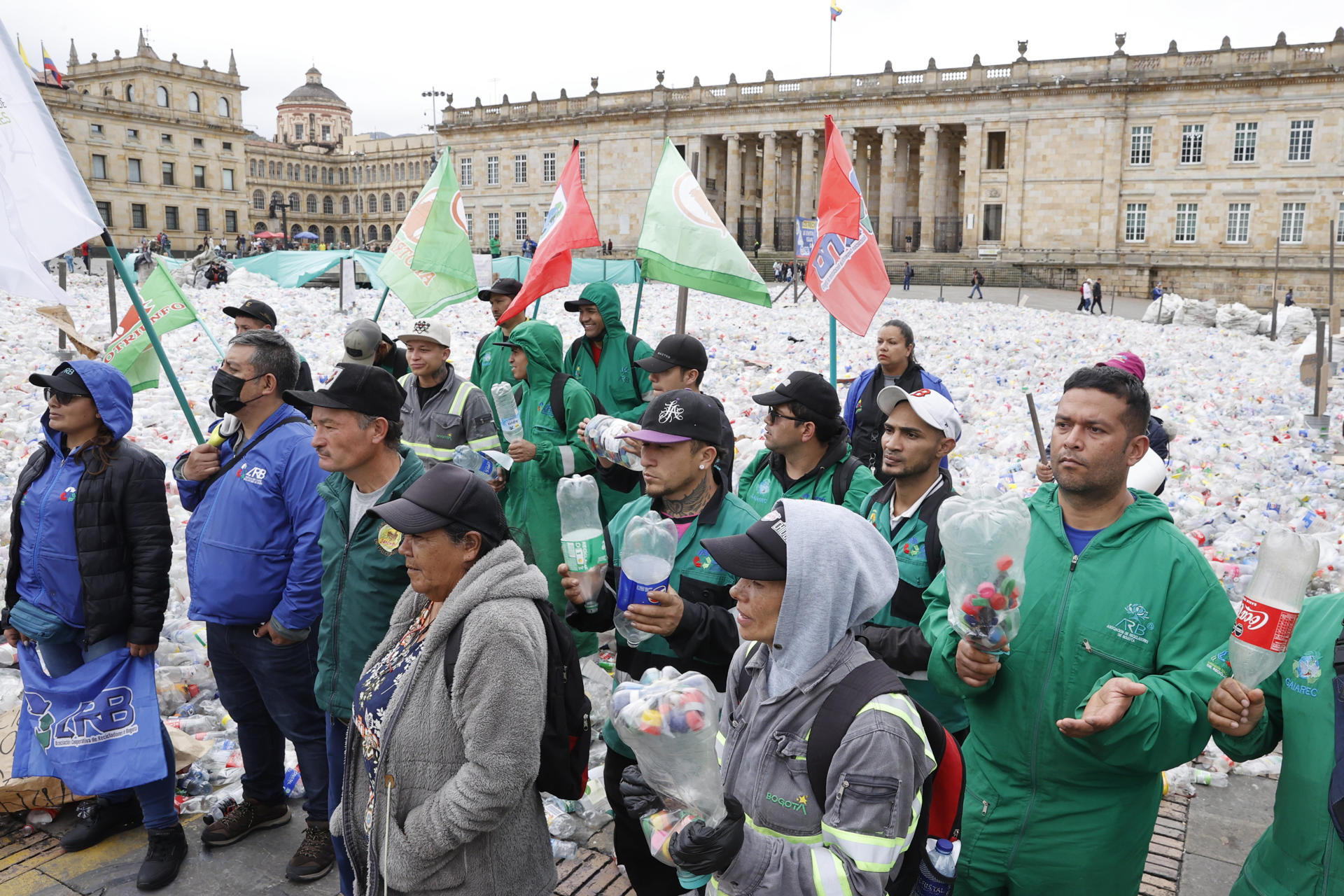 Recicladores participan en una protesta este martes, en la Plaza de Bolívar en Bogotá (Colombia). EFE/ Mauricio Dueñas Castañeda