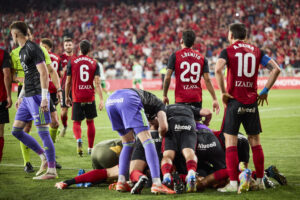Los jugadores del Mirandés celebran uno de los goles ante el Racing, durante el partido de vuelta de la fase de ascenso a Primera División que CD Mirandés y Racing de Santander disputan este jueves en el estadio de Anduva, en Miranda de Ebro. EFE/David Pérez-Cejuela