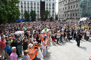 Manifestación en homenaje a los fallecidos en residencias de ancianos en la Comunidad de Madrid durante la pandemia. EFE/Fernando Villar