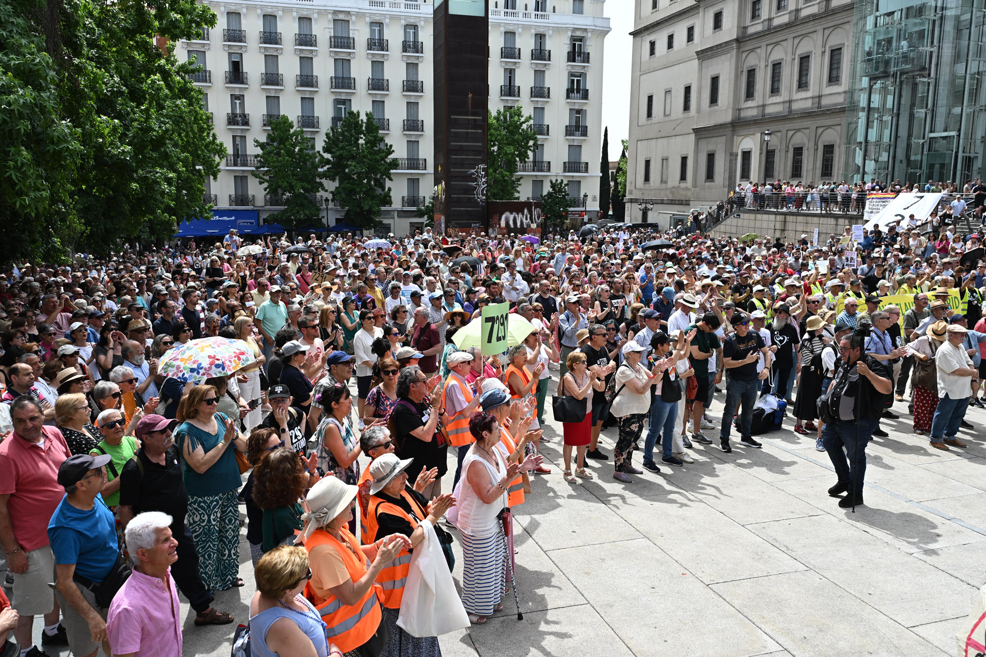 Manifestación en homenaje a los fallecidos en residencias de ancianos en la Comunidad de Madrid durante la pandemia. EFE/Fernando Villar