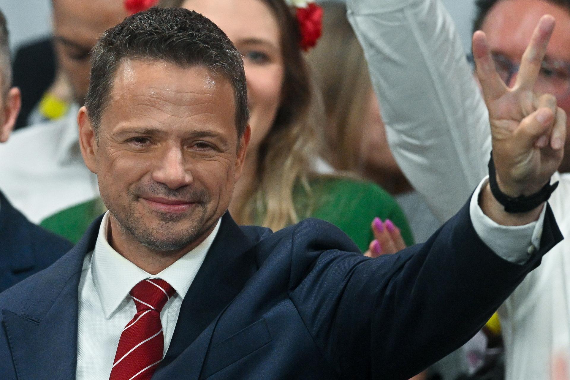 El alcalde de Varsovia y candidato presidencial por la gobernante Coalición Cívica, Rafal Trzaskowski, al saludar a sus seguidores, este domingo, 1 de junio, luego de la segunda vuelta de los comicios presidenciales polacos, en Varsovia (Polonia). EFE/Radek Pietruszka
