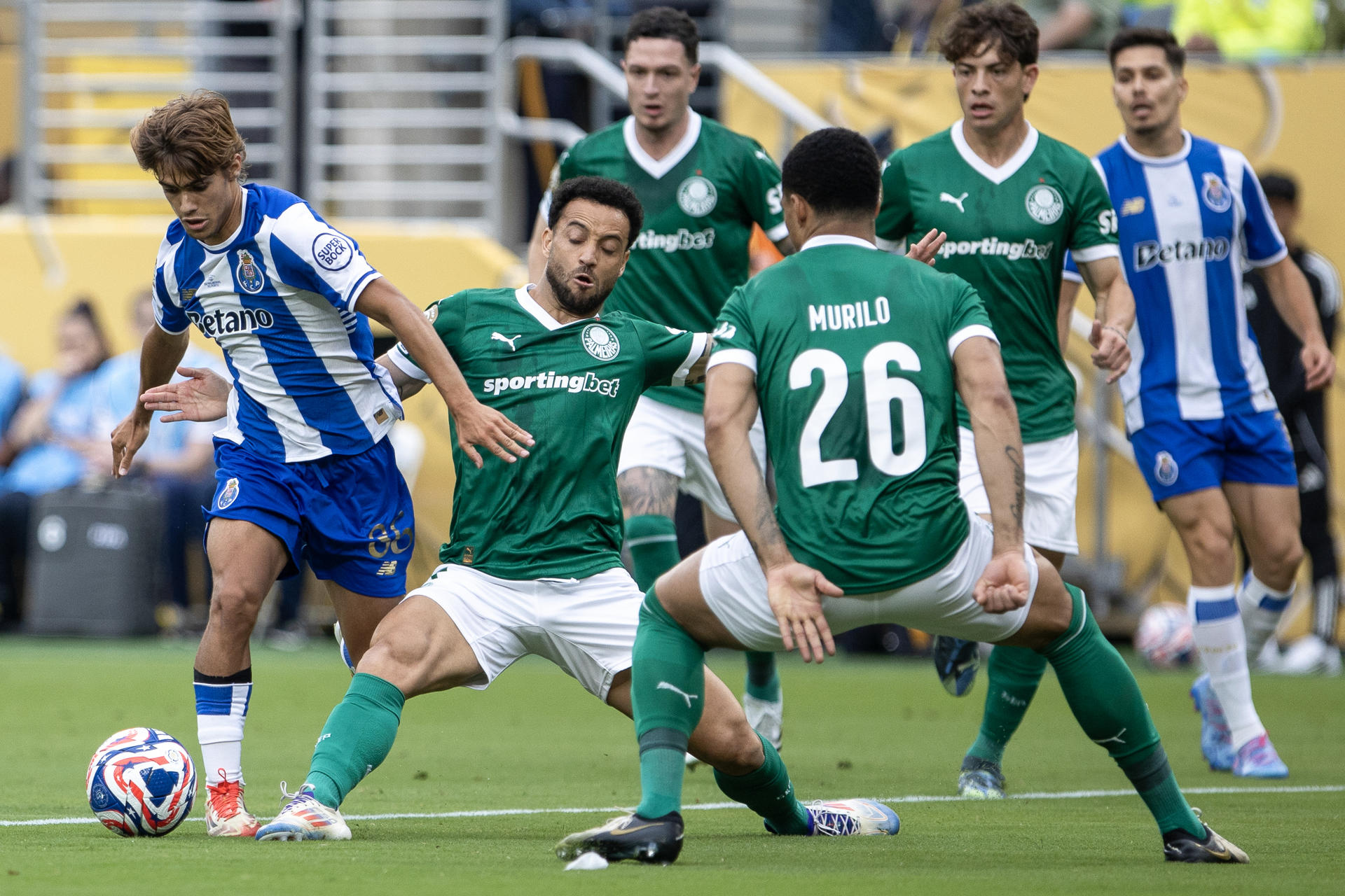 Felipe Anderson (d) de Palmeiras disputa el balón con Rodrigo Mora (i) de Porto en un partido del Mundial de Clubes. EFE/Angel Colmenares
