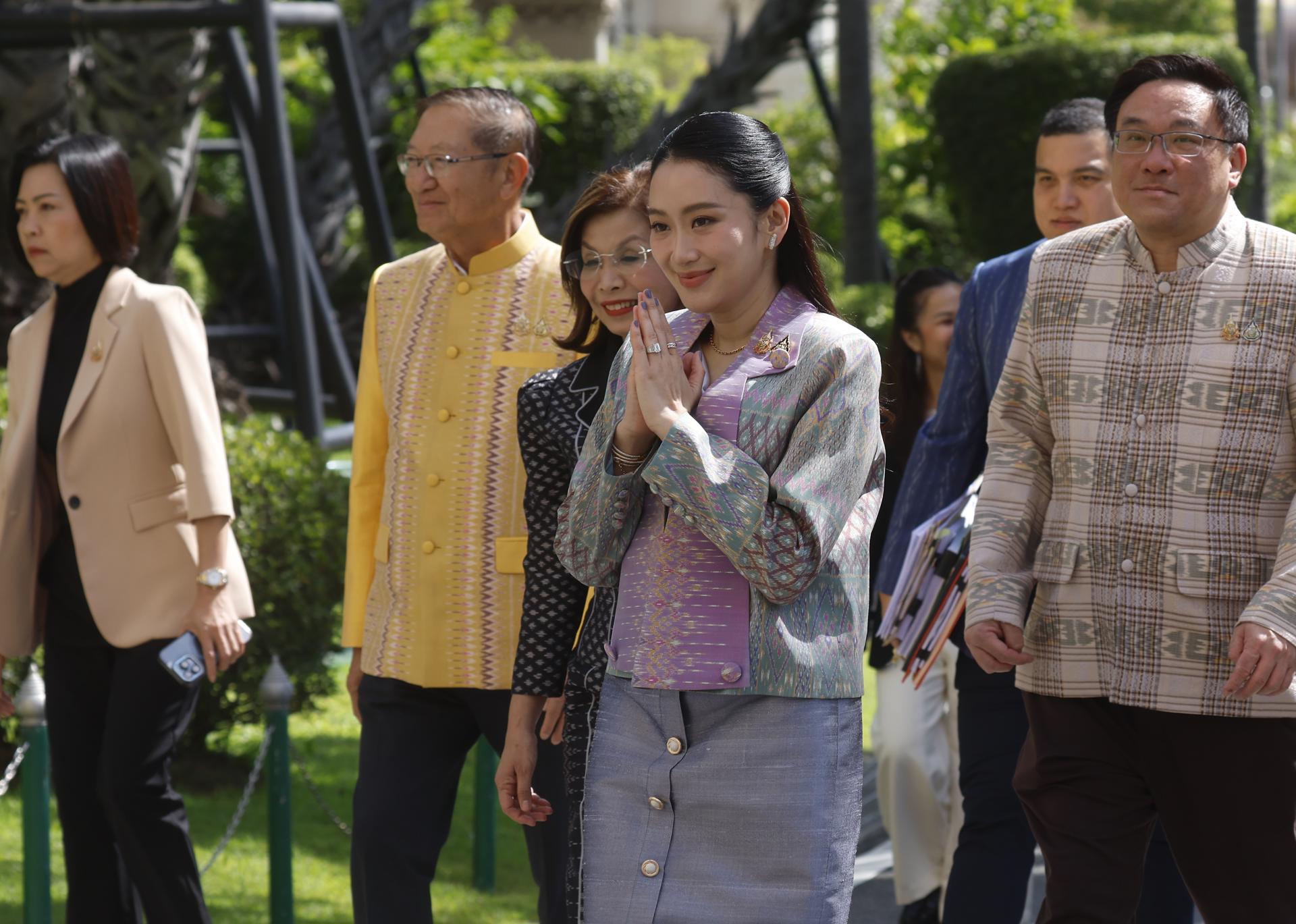La primera ministra de Tailandia, Paetongtarn Shinawatra (C), este martes antes de la reunión en Bangkok del gabinete de Gobierno.
EFE/EPA/NARONG SANGNAK