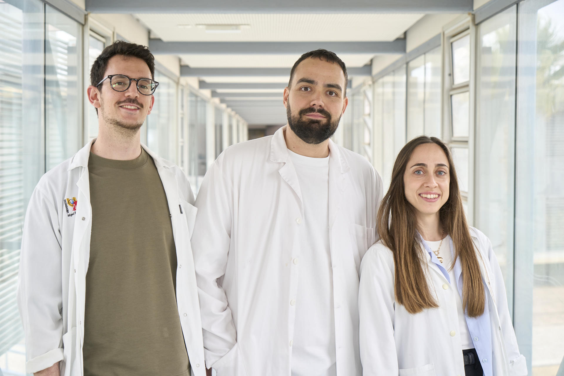 Los españoles Luis Chimeno, Pilar Granado y Pablo Sosa, creadores de unas etiquetas que informan sobre el estado de los alimentos, quieren ayudar con su invento a reducir el desperdicios de comida, una iniciativa reconocida en los premios a los jóvenes inventores de la Oficina Europea de Patentes (OEP). EFE/ Oficina Europea De Patentes SOLO USO EDITORIAL SOLO DISPONIBLE PARA ILUSTRAR LA NOTICIA QUE ACOMPAÑA (CRÉDITO OBLIGATORIO)