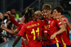 Lamine Yamal celebra con sus compañeros el 3-0 en el partido de semifinales de Liga de Naciones ante Francia, disputado este jueves en Stuttgart. EFE/EPA/ANNA SZILAGYI
