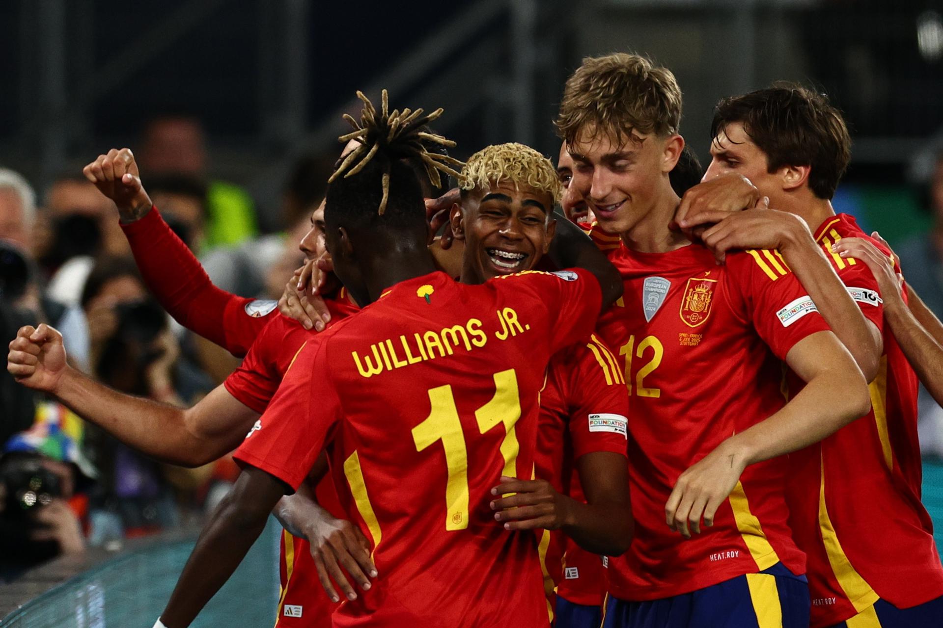Lamine Yamal celebra con sus compañeros el 3-0 en el partido de semifinales de Liga de Naciones ante Francia, disputado este jueves en Stuttgart. EFE/EPA/ANNA SZILAGYI