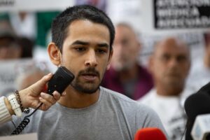 Ramón Guanipa, habla durante una rueda de prensa de familiares de presos políticos este miércoles, en Caracas (Venezuela). EFE/ Ronald Peña R
