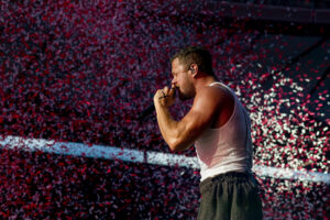 El cantante del grupo estadounidense Imagine Dragons, Dan Reynolds, durante su actuación hoy sábado en el estadio Metropolitano de Madrid. EFE / Daniel González.