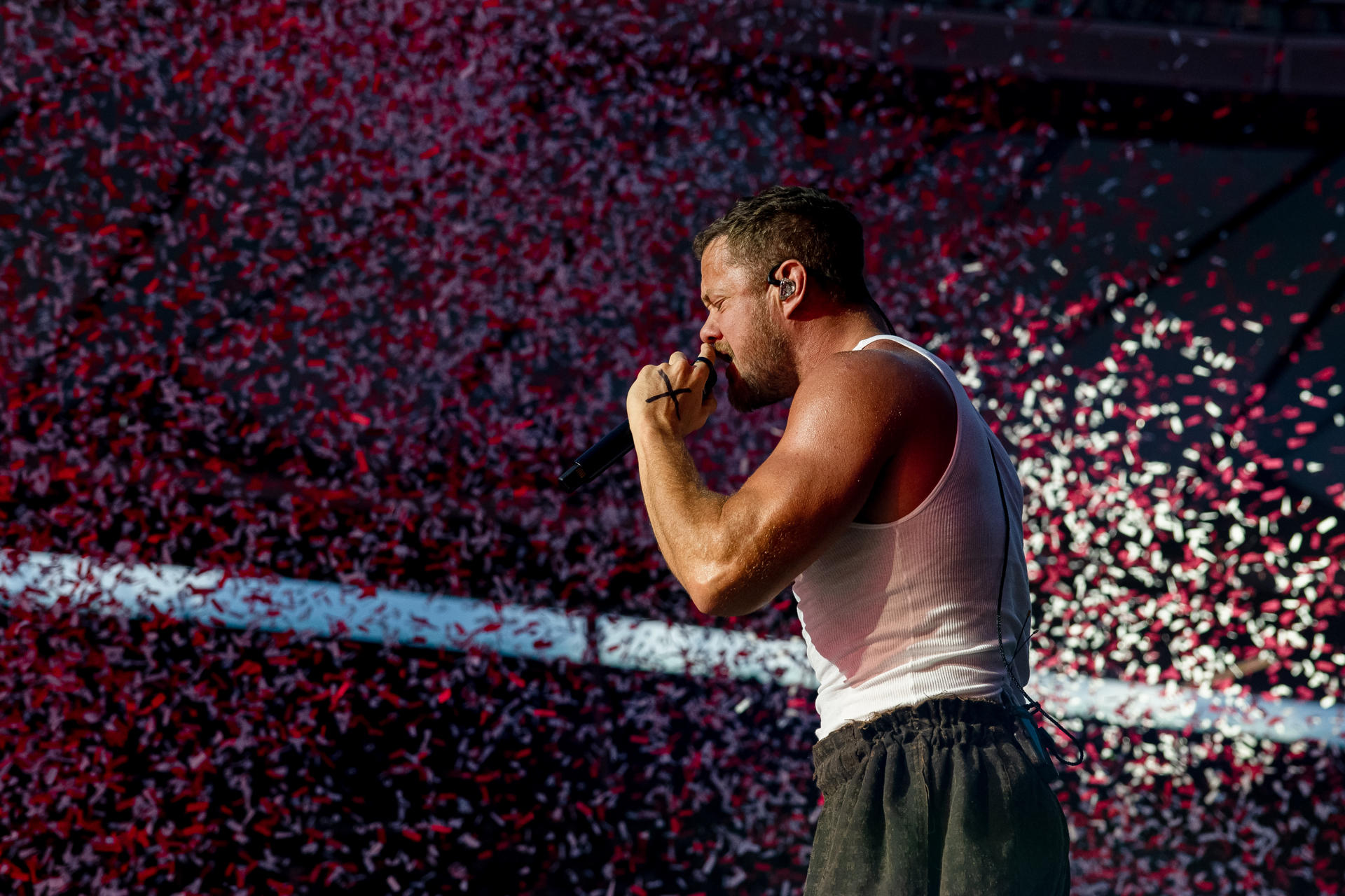 El cantante del grupo estadounidense Imagine Dragons, Dan Reynolds, durante su actuación hoy sábado en el estadio Metropolitano de Madrid. EFE / Daniel González.