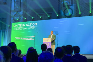 El actor, político y activista estadounidense de origen austríaco Arnold Schwarzenegger participa en una mesa redonda celebrada en el marco de la Austrian World Summit (AWS), la conferencia medioambiental que él impulsa en Viena. EFE/ Olatz Castrillo