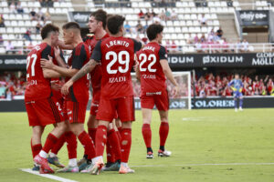 Los jugadores del CD Mirandés celebran uno de los goles conseguidos por su equipo durante el encuentro correspondiente a la última jornada de la Liga Hypermotion que Cartagena y Mirandés disputaron en el estadio de Cartagonova, en Cartagena. EFE/Juan Carlos Caval.