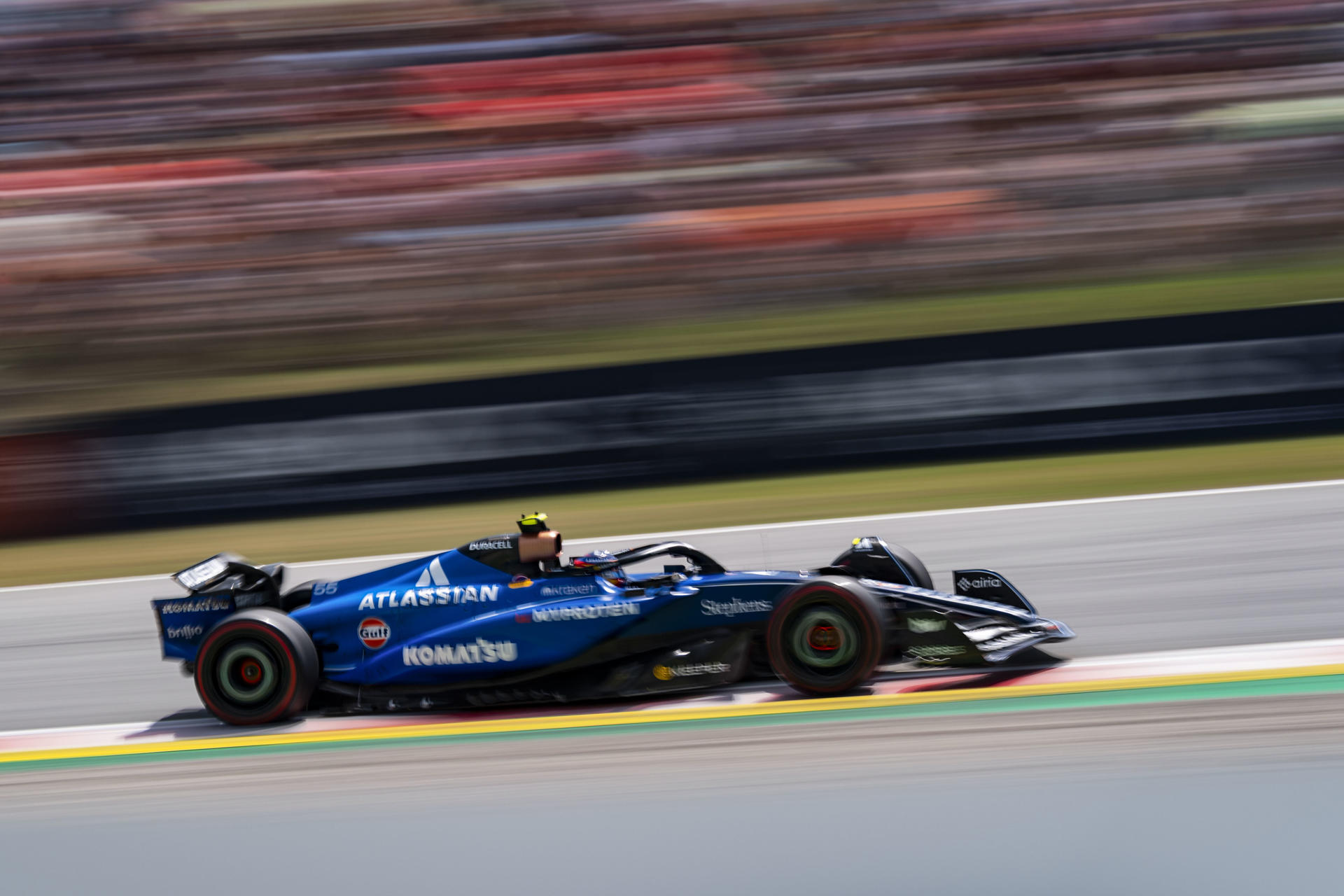 El piloto español del equipo Williams Carlos Sainz, durante el Gran Premio de España de Fórmula Uno, este domingo en el circuito de Barcelona-Cataluña, en Montmeló (Barcelona).- EFE/ Siu Wu