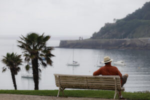 Un turista observa la bahía de la Concha de San Sebastián, este lunes. EFE/Juan Herrero.