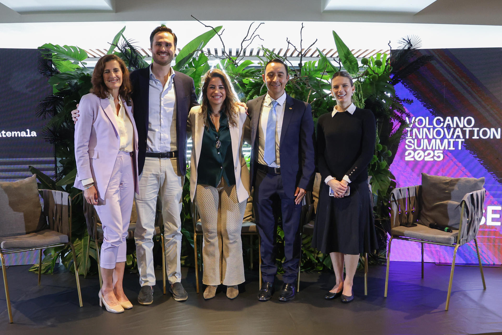 Desde la izquierda, la cofundadora de El Cubo, Christine Wilson; el gerente comercial de Multimoney Guatemala, Federico Parker; la fundadora de Volcano Summit, Janma Bardi; el gerente de inversiones corporativas de Castillo Hermanos, Juan Aldana, y la gerente de la Fundación BI, Banco Industrial Guatemala, Maria Jose Paiz, durante la rueda de prensa del lanzamiento del encuentro Volcano Innovation Summit este miércoles, en Ciudad de Guatemala (Guatemala). EFE/ Mariano Macz.