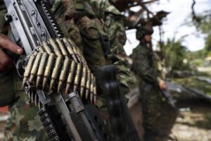Integrantes de las Fuerzas Armadas vigilan el área donde ocurrió una explosión este martes en Guachinte, Jamundí (Colombia). EFE/ Ernesto Guzmán
