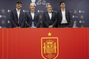 Pedri y Zubimendi, durante la presentación de un patrocinio, este martes en la Ciudad del Fútbol de Las Rozas. EFE/ Juan Carlos Hidalgo