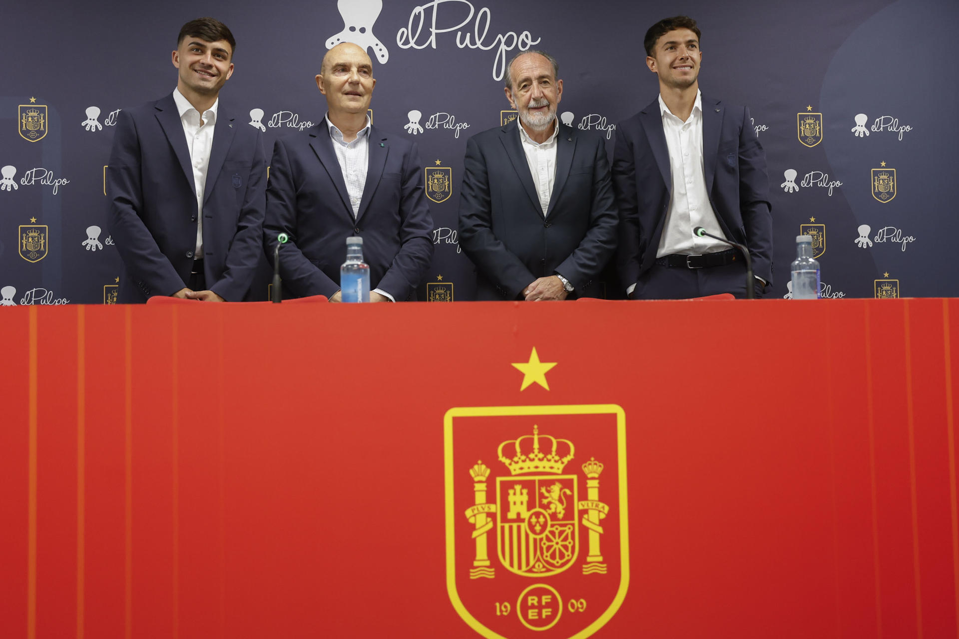 Pedri y Zubimendi, durante la presentación de un patrocinio, este martes en la Ciudad del Fútbol de Las Rozas. EFE/ Juan Carlos Hidalgo