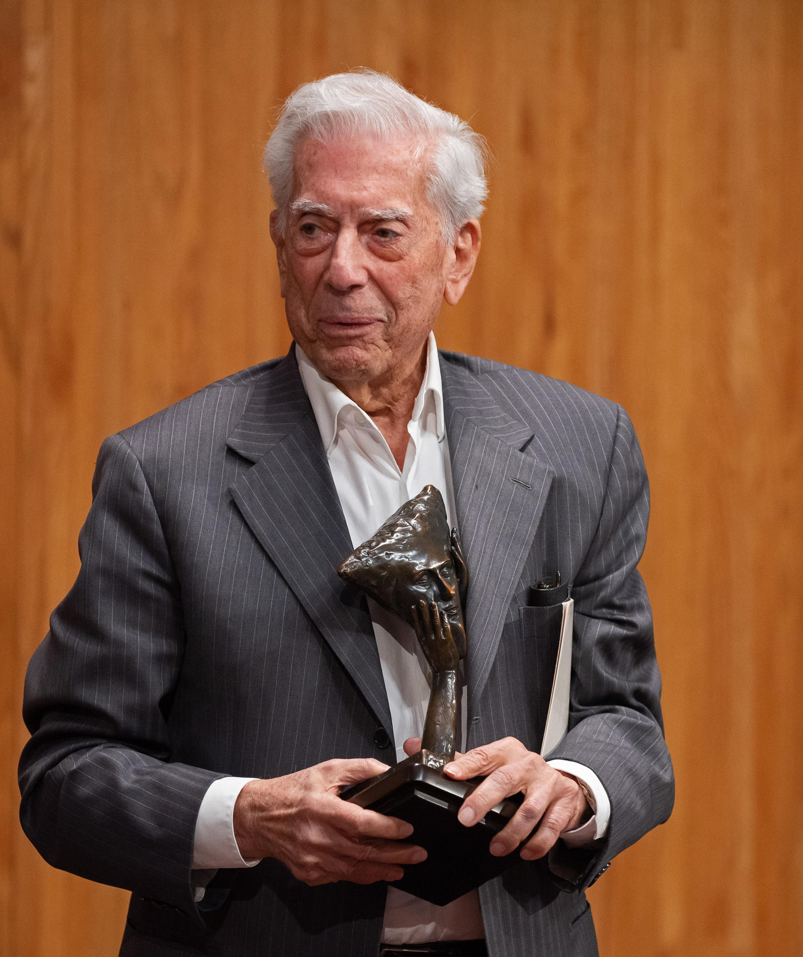 Foto de archivo (28/05/2023).- El escritor peruano Mario Vargas Llosa entrega el V Premio de Novela Mario Vargas Llosa, en la Universidad de Guadalajara (México). EFE/Fernando Toris