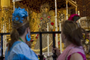 Dos rocieras contemplan la imagen de la Virgen del Rocío. EFE/Julián Pérez