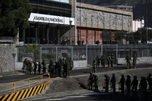 Fotografía de archivo de una vista general de la fachada principal de la sede de la Asamblea Nacional (Parlamento) de Ecuador, en Quito. EFE/José Jácome