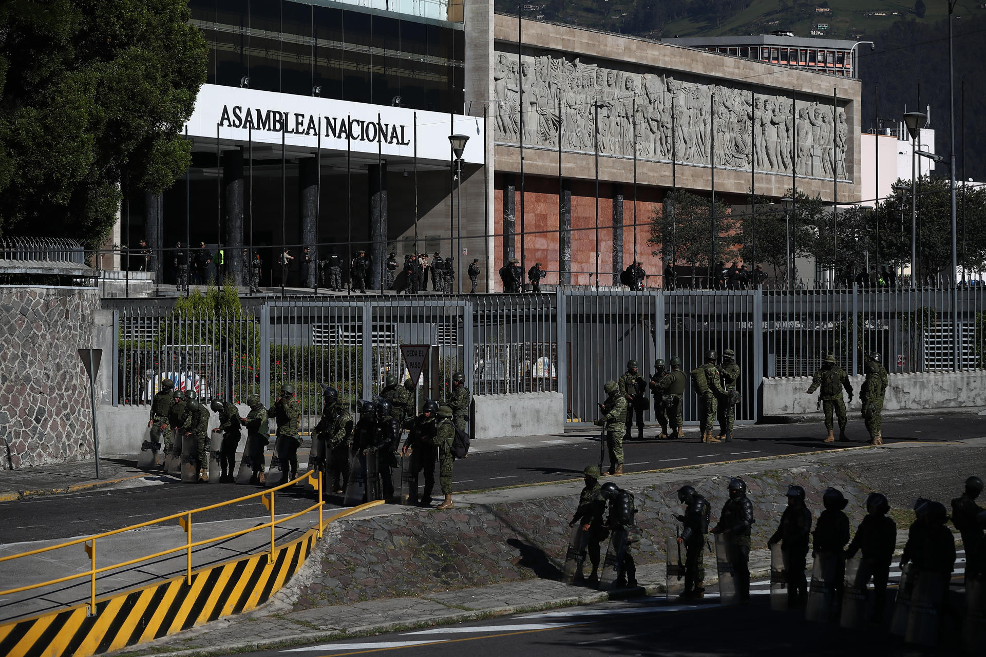 Fotografía de archivo de una vista general de la fachada principal de la sede de la Asamblea Nacional (Parlamento) de Ecuador, en Quito. EFE/José Jácome