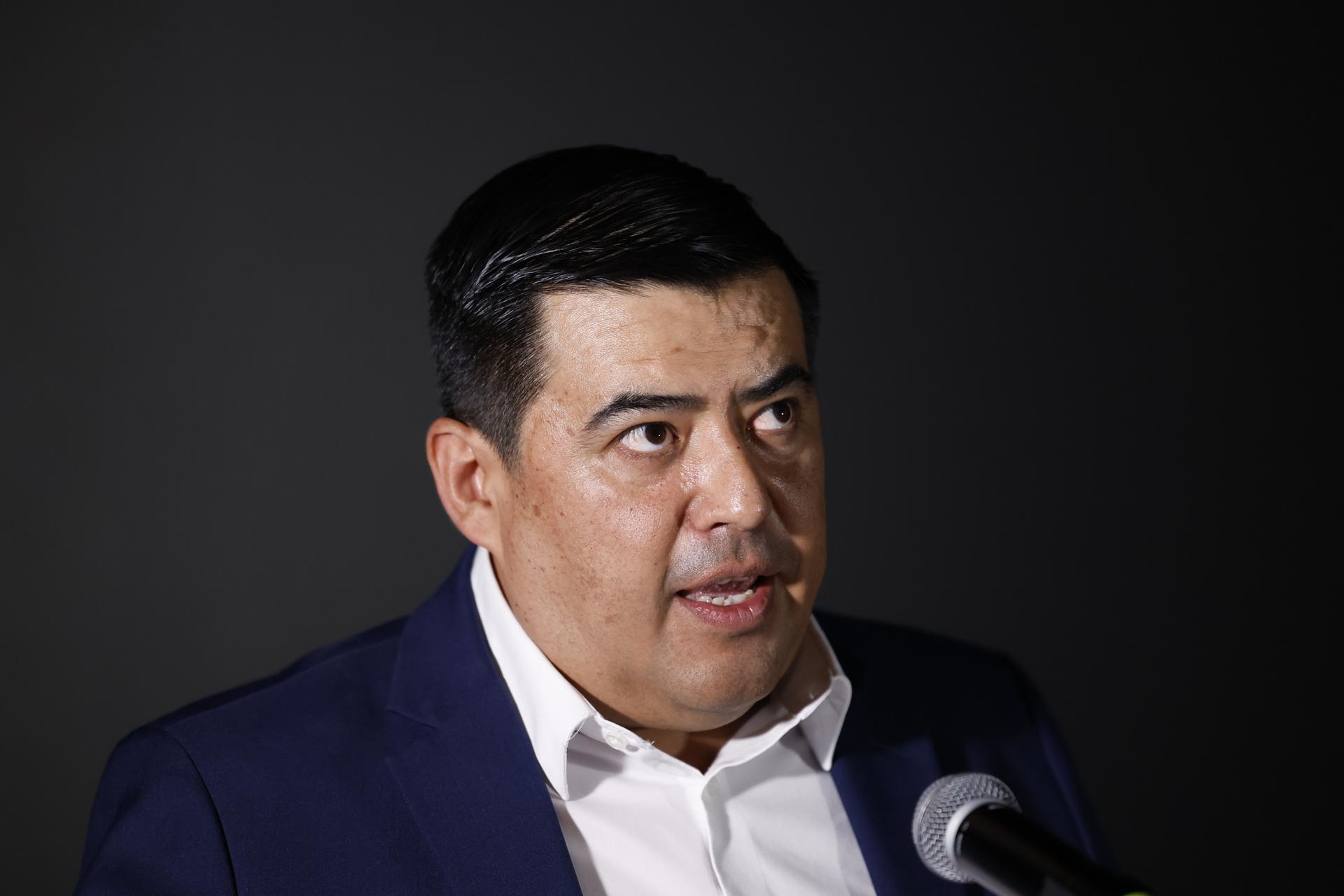 El director de World Visión México, Mario Valdez, habla durante una rueda de prensa este jueves, en Ciudad de México (México). EFE/ Sáshenka Gutiérrez