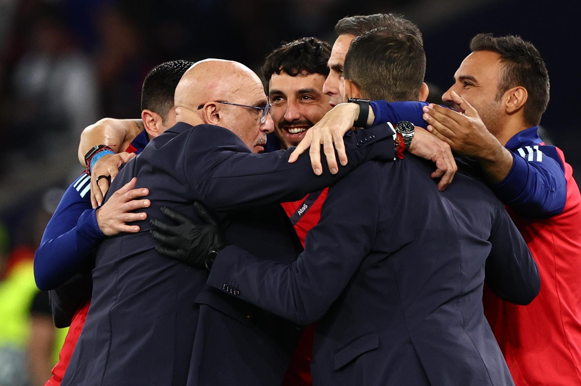 El cuerpo técnico de España celebra en la pase a la fina de la UEFA Nations League en Stuttgart, Alemania. EFE/EPA/ANNA SZILAGYI