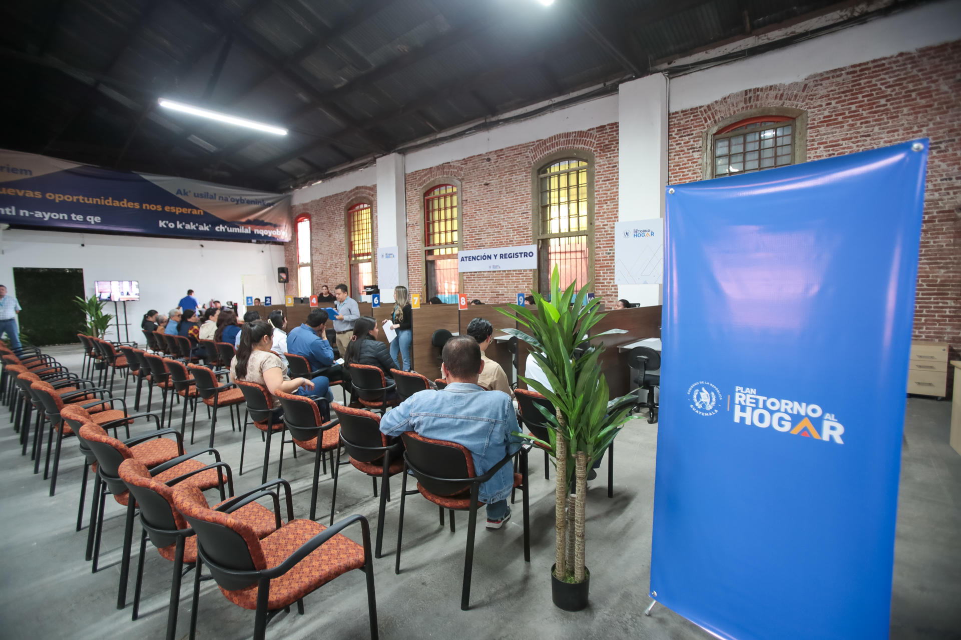 Personas asisten a la inauguración del nuevo centro de atención para migrantes deportados este lunes, en la Ciudad de Guatemala (Guatemala). El nuevo espacio para los migrantes deportados fue bautizado como Centro de Atención y Registro (CAR), el cual tendrá una capacidad para atender a 150 personas y estará bajo la administración del Instituto Guatemalteco de Migración. EFE/ STR