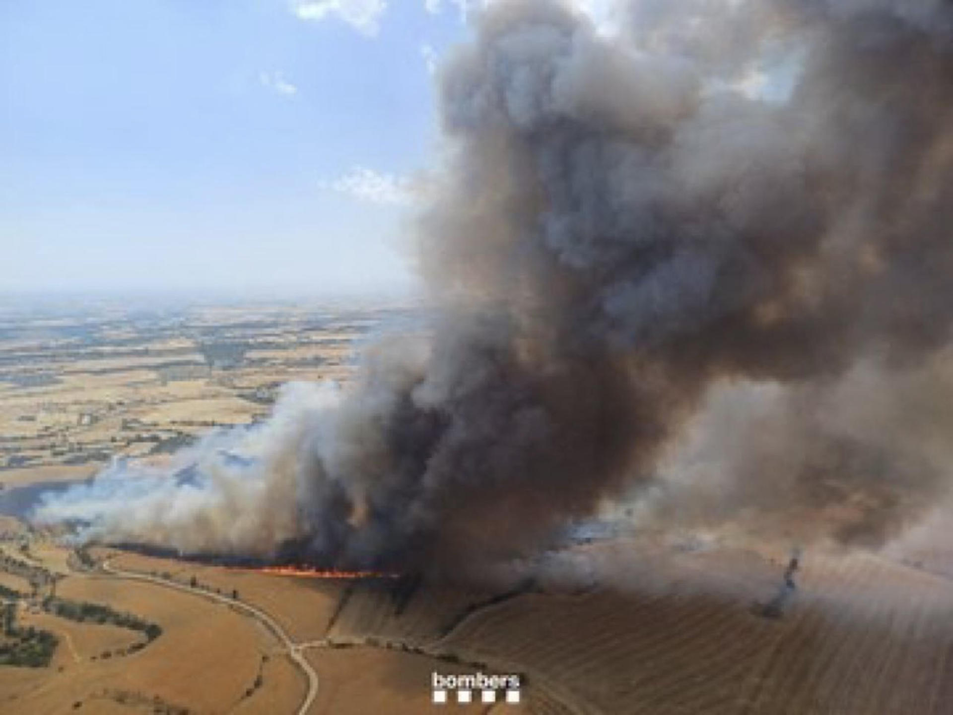 El incendio de un vehículo que se encontraba junto a un campo sin segar ha desatado este sábado un fuego que ha afectado a unas 45 hectáreas de vegetación agrícola en el municipio leridano de Granyena de Segarra (Lleida). La Generalitat ha enviado una alerta a los teléfonos móviles de los vecinos de Cervera (Lleida) para ordenar su confinamiento preventivo por el incendio en el cercano municipio de Granyena de Segarra. EFE/Bomberscat -SOLO USO EDITORIAL/SOLO DISPONIBLE PARA ILUSTRAR LA NOTICIA QUE ACOMPAÑA (CRÉDITO OBLIGATORIO)-
