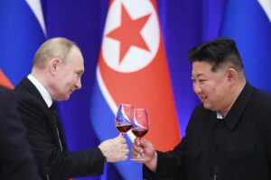 Fotografía del 18 de junio de 2024 de un encuentro en Pyongyang entre el presidente de Rusia, Vladímir Putin, y el líder norcoreano, Kim Jong-un. EFE/EPA/VLADIMIR SMIRNOV / SPUTNIK / KREMLIN POOL MANDATORY CREDIT