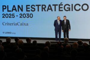 El presidente de CriteriaCaixa Isidro Fainé (i), acompañado por el consejero delegado, Ángel Simón (d), durante la presentación en Barcelona del nuevo plan estratégico de la compañia, que establece la hoja de ruta del holding entre 2025 y 2030. EFE/Archivo