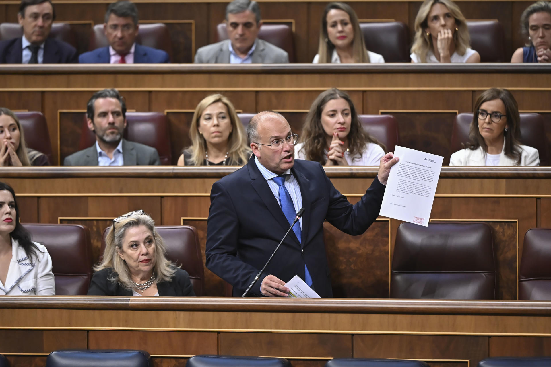 El portavoz parlamentario del PP, Miguel Tellado, interviene en el pleno celebrado este martes en el Congreso de los Diputados. EFE/Fernando Villar