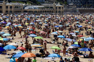 Imagen de archivo (29/06/2025.) Numerosas personas en la playa de La Concha, en San Sebastián, este domingo, jornada en la que Gipuzkoa estaba en alerta amarilla por las altas temperaturas. EFE/Javi Colmenero