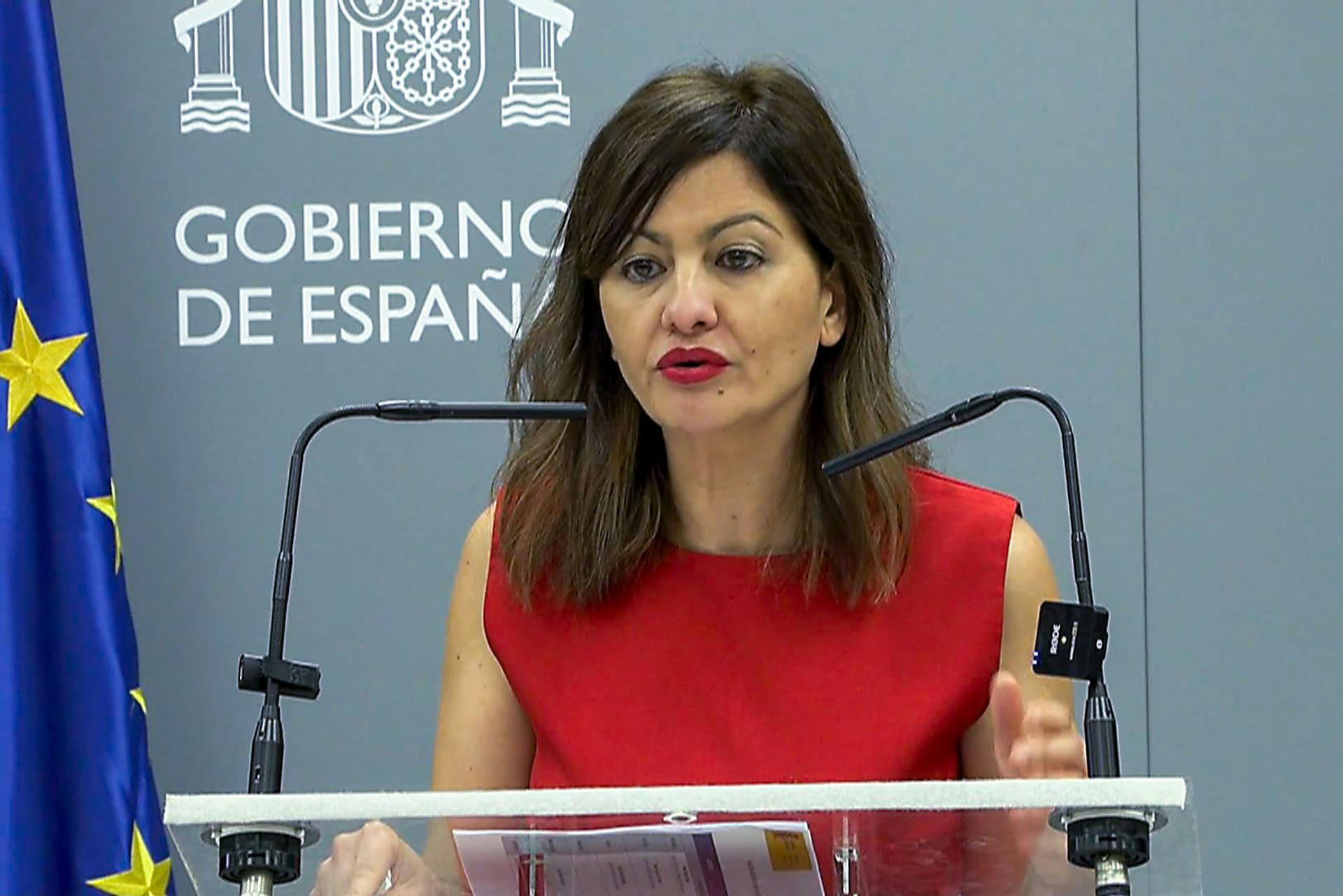 La ministra de Juventud e Infancia, Sira Rego, atiende a la prensa tras presidir la Conferencia Sectorial de Infancia y Adolescencia este viernes en Madrid. Rego ha informado este viernes que las derivaciones de menores migrantes no acompañados desde zonas tensionadas como Canarias o Ceuta a otros territorios empezarán, previsiblemente, en el mes de agosto, pese a las "resistencias" de las comunidades del PP. EFE/ Enrique del Viso