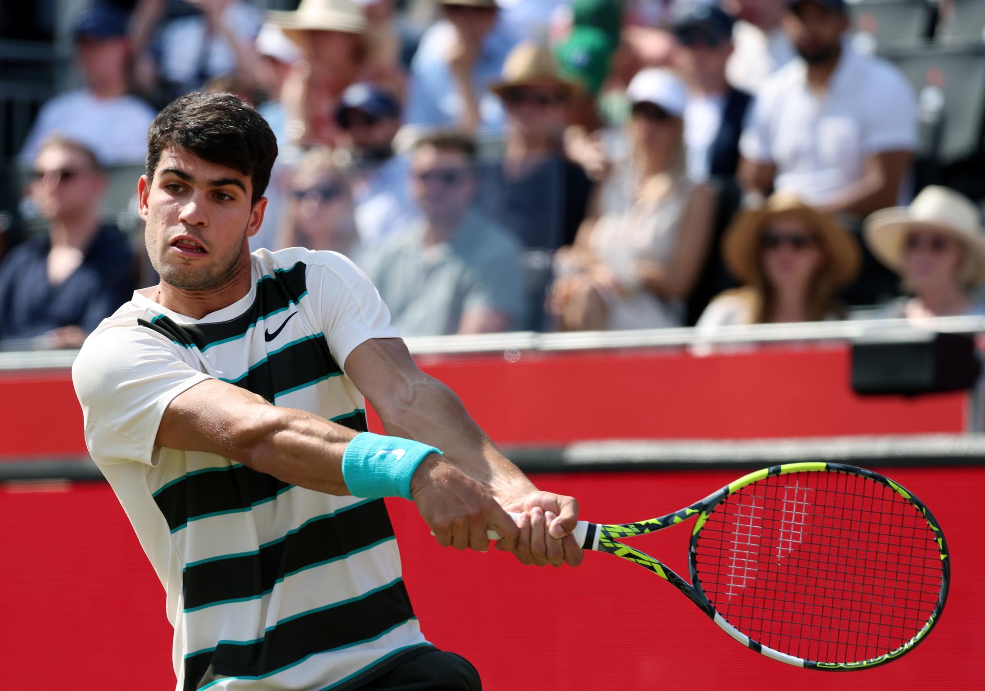 El tenista español Carlos Alcaraz durante el debut contra el australinao Adam Waltonen el Queen's Club Championships en Londres, Reino Unido. EFE/EPA/ANDY RAIN
