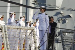 La princesa Leonor (c) se embarca este sábado en Las Palmas de Gran Canaria en la fragata Blas de Lezo tras finalizar la primera parte de su formación militar como guardiamarina, para participar en las maniobras navales con fuego real que va a realizar la Armada Española en el Atlántico. EFE/ Elvira Urquijo A.